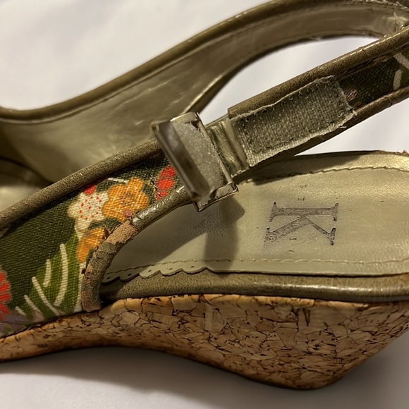 🎉5/$15🎉 K STUDIO FLORAL CANVAS WEDGES W/CORK HEEL (40/9) - Picture 10 of 16